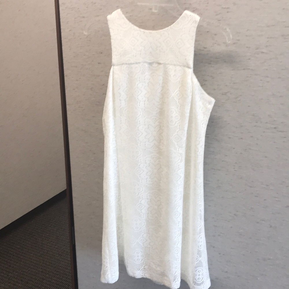Selling beautiful white dress size 10P. Excellent condition